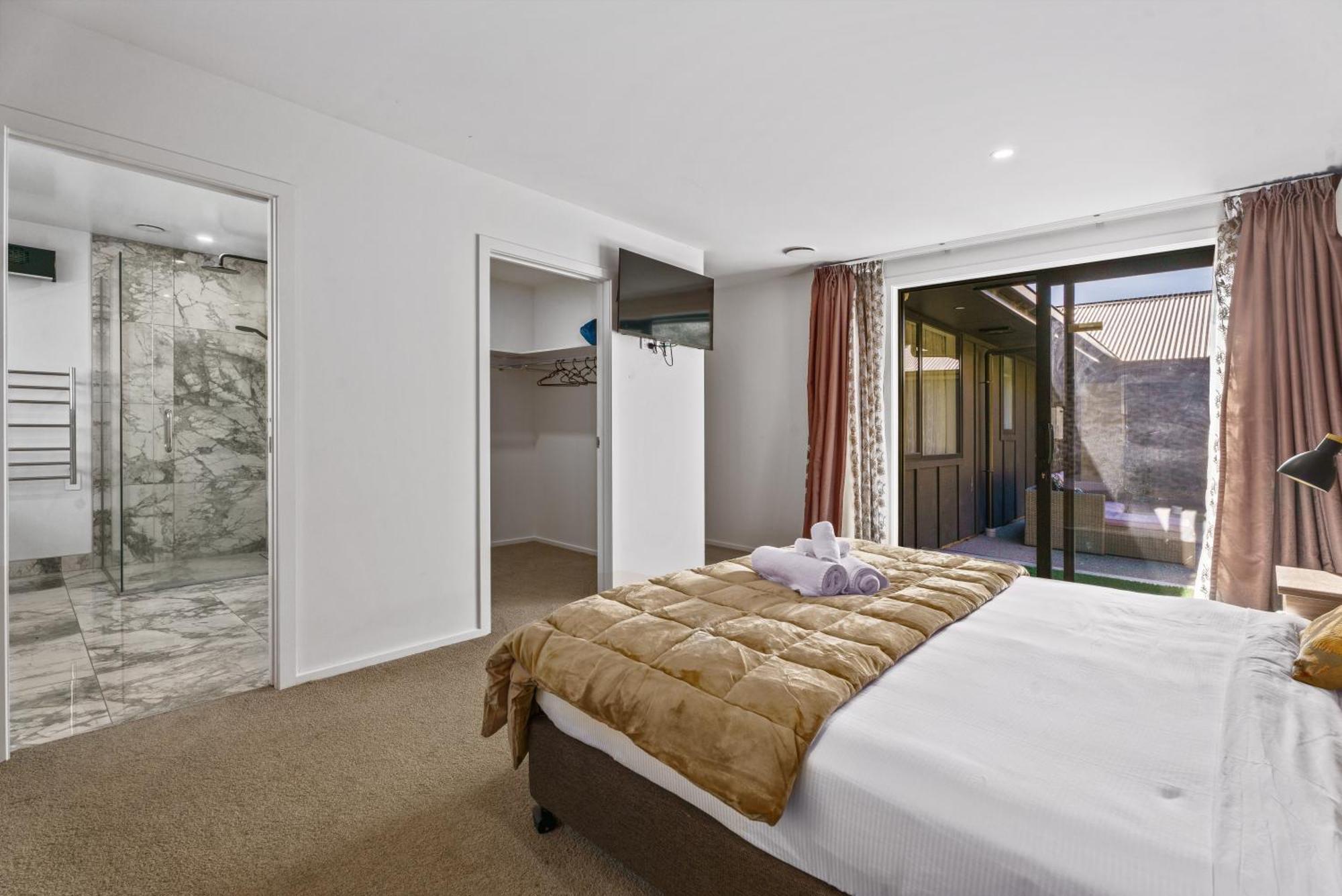 Luxury & Modern Living &